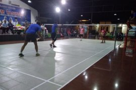 Bupati KSB kalahkan kapolres dalam eksibisi turnamen bulutangkis Danrem Cup 2019
