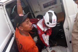 Petugas BPBD terluka saat evakuasi korban KRL anjlok