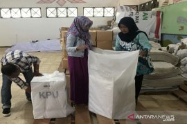 Hindari basah, KPU Sumenep bungkus plastik kotak suara kardus