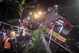 Evakuasi pengangkatan gerbong KRL anjlok