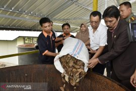 Gubernur NTB resmikan industri penyulingan cengkeh