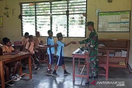 Prajurit Satgas Yonif 126/KC berikan pendidikan karakter siswa sekolah perbatasan