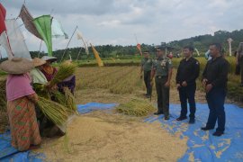Danrem 061/Sk silaturahmi dengan petani Lembah Duhur