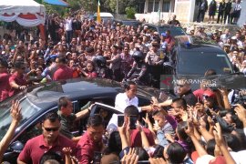 Jokowi serahkan 2.000 KIP di SMKN 1 Balige dan janjikan revitalisasi sekolah