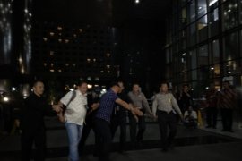 Rommy kenakan jaket dan kacamata hitam saat tiba di gedung KPK