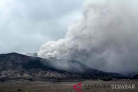 ERUPSI GUNUNG BROMO Page 1 Small