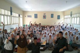 Dua Desa di Lampung Timur Terima Logistik Pemilu Lewat Jalur Sungai