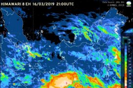 Warga Lampung diminta waspadai hujan deras disertai petir