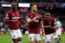 Penyerang West Ham  Chicharito rayakan gol ke-50 di Liga Inggris