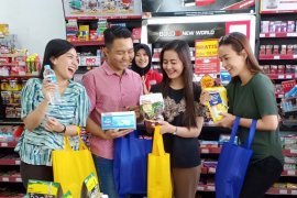 Untuk kelestarian lingkungan, Alfamart ajak konsumen kurangi plastik dengan KPTG