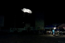 Malam hari, replika kapal tenggelam Danau Toba seolah melayang di udara