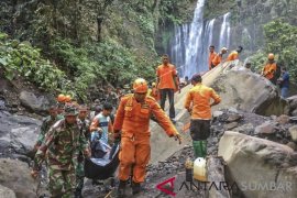 EVAKUASI KORBAN LONGSOR AKIBAT GEMPA Page 1 Small