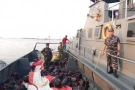 Lanal Dumai gagalkan penyelundupan ratusan kotak miras ilegal