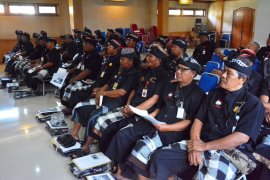 Kesbangpol Denpasar latih 35 "Pecalang"