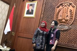 Livi Zheng ajak Khofifah saksikan "Bali: Beats of Paradise" (Video)