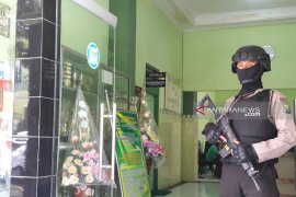Petugas KPK geledah kantor Kemenag Gresik
