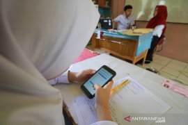 MAN 2 Banjarmasin coba pakai smartphoneuntuk UASBN