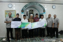 BPJS Ketenagakerjaan Depok serahkan bantuan Tanggung Jawab Sosial
