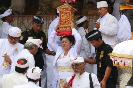 Bupati Karangasem hadiri puncak "Betara Turun Kabeh" di Besakih