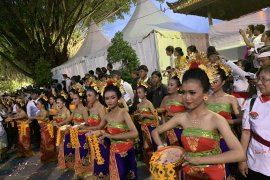 Warga Bali "uyel-uyel" dekati Presiden Jokowi saat ke Pasar Badung