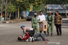 Sejumlah massa "serang" kantor KPU