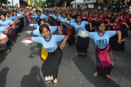 Tari Pendet Massal sambut Presiden Jokowi resmikan Pasar Badung