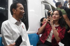 Jokowi dan Chelsea Islan Bikin Video Blog di MRT