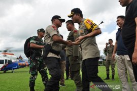 Kapolda Sulteng tinjau evakuasi jenazah teroris Poso Page 1 Small