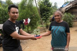 Citimall Gorontalo Serahkan Bantuan Bagi Warga Suku Polahi