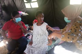 Petugas Puskesmas Harapan sambangi warga pesisir danau Sentani