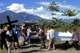 Pemakaman korban banjir bandang Sentani Page 1 Small