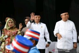 Diguyur hujan, pawai taaruf MTQ ke-51 Tapsel tetap semangat