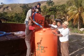 Gakeslab berikan bantuan tandon air kepada korban banjir Jayapura