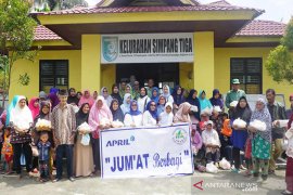 IWARA RAPP bagikan ratusan paket semboko kepada Kaum Dhuafa di Kuansing