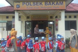 Kapolsek Bakam terima kunjungan anak TK (video)