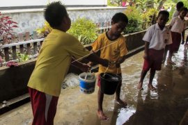 Bersihkan sekolah pascabanjir bandang Sentani Page 1 Small