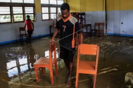 Bersihkan sekolah pascabanjir bandang Sentani Page 1 Small