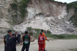 Satu pekerja tambang masih tertimbun longsor di Gunung Kapur Jember