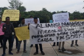 Mahasiswa UINSA tolak pemberian doktor kehormatan untuk Soekarwo