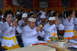 Pemkot Denpasar "Ngaturang Bhakti Penganyar" di Pura Ulun Danu Batur