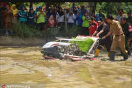 Bupati Sijunjung turun ke sawah petani, uji coba mesin tanam padi