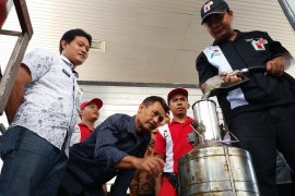 Antisipasi kecurangan, petugas gabungan Situbondo sidak akurasi takaran pompa BBM (Video)