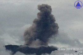 Gunung Agung kembali  erupsi