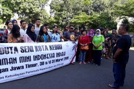 100 penari Kota Kediri tampilkan "jarog" di TMII