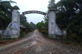 Jalan menuju Kampung Bali "Icon Wisata Langkat" sangat buruk