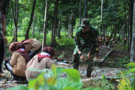Babinsa bersama Pramuka bersihkan taman hutan Kota Suka Makmue