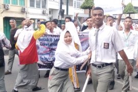 Siswa SMK di Labuhanbatu gelar aksi anticorat-coret saat kelulusan UNBK