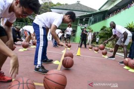 JASON RICHARDSON BERIKAN PELATIHAN BOLA BASKET Page 1 Small