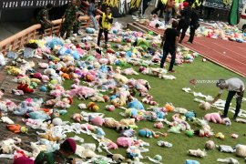 UNICEF kagumi aksi "hujan boneka" bonek-bonita (Video)