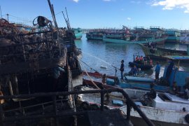 Terbakar, tiga kapal di Pelabuhan Benoa